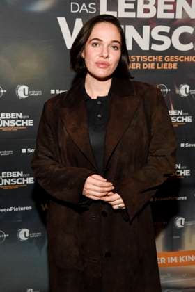 abb Verena Altenberger on the red carpet at the Berlin premiere of the movie DAS LEBEN DER WÜNSCHE WUENSCHE at UCI East Side Gallery Berlin, on 11 11 2025 in Berlin Berlin Germany