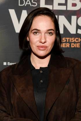 abb Verena Altenberger on the red carpet at the Berlin premiere of the movie DAS LEBEN DER WÜNSCHE WUENSCHE at UCI East Side Gallery Berlin, on 11 11 2025 in Berlin Berlin Germany