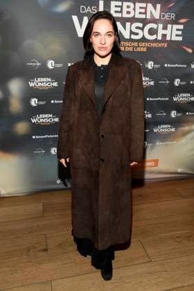 abb Verena Altenberger on the red carpet at the Berlin premiere of the movie DAS LEBEN DER WÜNSCHE WUENSCHE at UCI East Side Gallery Berlin, on 11 11 2025 in Berlin Berlin Germany
