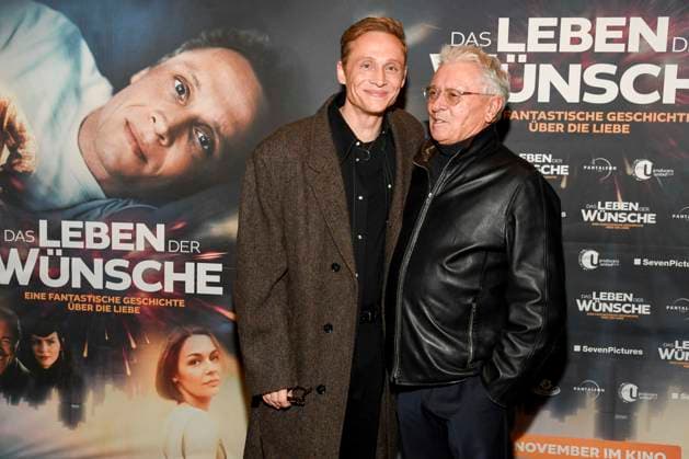 abb Matthias Schweighöfer Schweighoefer and Henry Hübchen Huebchen as guests on the red carpet at the Berlin premiere of the movie DAS LEBEN DER WÜNSCHE WUENSCHE at UCI East Side Gallery Berlin, on 11 11 2025 in Berlin Berlin Germany