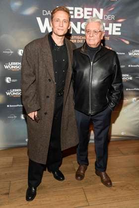 abb Matthias Schweighöfer Schweighoefer and Henry Hübchen Huebchen as guests on the red carpet at the Berlin premiere of the movie DAS LEBEN DER WÜNSCHE WUENSCHE at UCI East Side Gallery Berlin, on 11 11 2025 in Berlin Berlin Germany