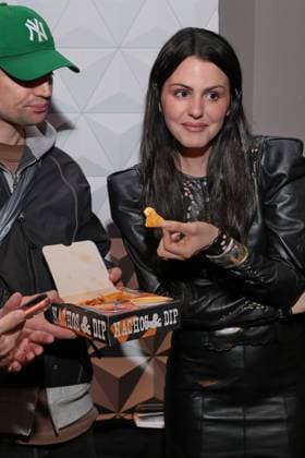 11 11 2025, Ruby O Fee nibbles nachos at the premiere of Das Leben Der Wünsche, UCI East Side Gallery, Berlin, Berlin