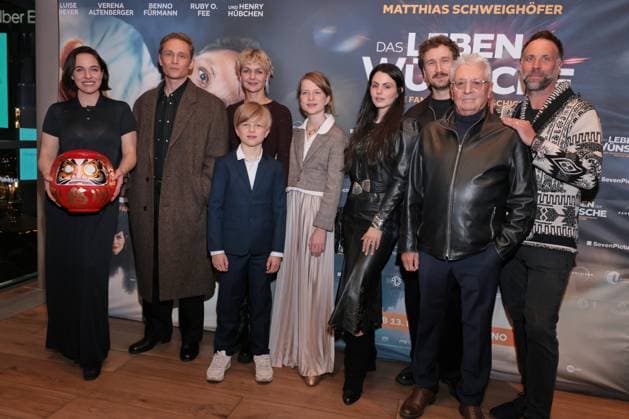 11 11 2025, Verena Altenberger, Matthias Schweighoefer, Luise Heyer, Anton Landau, Luise Landau, Ruby O Fee, Henry Hübchen at the premiere of Das Leben Der Wünsche, UCI East Side Gallery, Berlin, Berlin