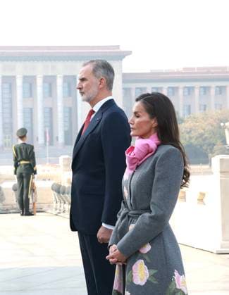 12-11-2025 Monument King Felipe and Queen Letizia stand in front of members of the honor guard during a wreath laying ceremony at the Monument to the Peoples Heroes, in Tiananmen Square, in Beijing, China. Â  Copyright: xPPEx