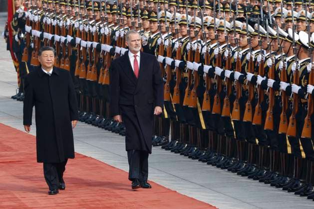 Spain s King Felipe VI (C) and Chinese President Xi Jinping (L) review the honor guard during a welcome ceremony at the Great Hall of People in Beijing, China, 12 November 2025. Spain s royal couple is on a state visit to China until 13 November. King of Spain Felipe VI and Queen Letizia visits Beijing !ACHTUNG: NUR REDAKTIONELLE NUTZUNG!  Copyright: xChemaxMoyax GRAF2270 20251112-55018509925_1