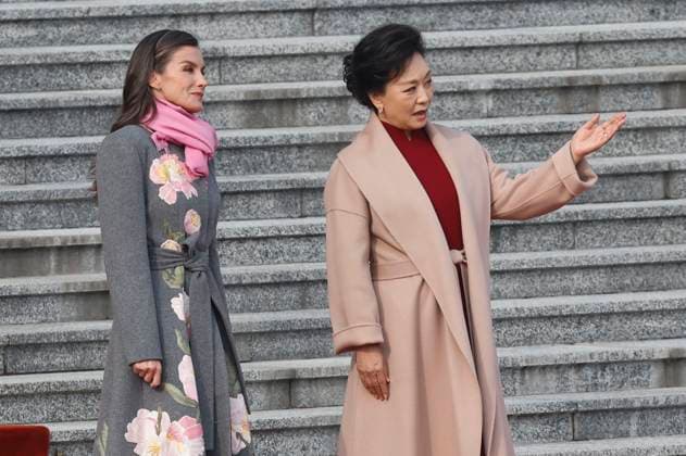 Chinese First Lady, Peng Liyuan (R), and Spain s Queen Letizia (L) attend the welcoming ceremony at the Great Hall of People in Beijing, China, 12 November 2025. Spain s royal couple is on a state visit to China until 13 November. King of Spain Felipe VI and Queen Letizia visits Beijing !ACHTUNG: NUR REDAKTIONELLE NUTZUNG!  Copyright: xChemaxMoyax GRAF2310 20251112-55018510036_1