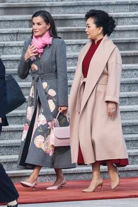 Chinese First Lady, Peng Liyuan (R), and Spain s Queen Letizia (L) attend the welcoming ceremony at the Great Hall of People in Beijing, China, 12 November 2025. Spain s royal couple is on a state visit to China until 13 November. King of Spain Felipe VI and Queen Letizia visits Beijing !ACHTUNG: NUR REDAKTIONELLE NUTZUNG!  Copyright: xChemaxMoyax GRAF2268 20251112-55018510042_1