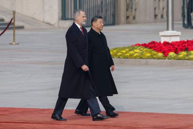 Spain s King Felipe VI (L) and Chinese President Xi Jinping (C) in their way to review the honor guard during a welcome ceremony at the Great Hall of People in Beijing, China, 12 November 2025. Spain s royal couple is on a state visit to China until 13 November. King of Spain Felipe VI and Queen Letizia visits Beijing !ACHTUNG: NUR REDAKTIONELLE NUTZUNG!  Copyright: xChemaxMoyax GRAF2309 20251112-55018510654_1