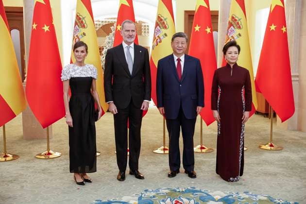 Chinese President Xi Jinping (2R) and First Lady Peng Liyuan (R) and Spain s King Felipe VI (2L) and Queen Letizia (L) pose for a photo during the gala dinner at the Great Hall of People in Beijing, China, 12 November 2025. Spain s royal couple is on a state visit to China until 13 November. King of Spain Felipe VI and Queen Letizia visits Beijing !ACHTUNG: NUR REDAKTIONELLE NUTZUNG!  Copyright: xChemaxMoyax GRAF2520 20251112-55018511364_1
