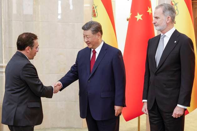 Chinese President Xi Jinping (C), and Spain s King Felipe VI (R) greet Spanish Foreign Affairs Minister, Jose Manuel Albares (L), upon his arrival at the gala dinner at the Great Hall of People in Beijing, China, 12 November 2025. Spain s royal couple is on a state visit to China until 13 November. King of Spain Felipe VI and Queen Letizia visits Beijing !ACHTUNG: NUR REDAKTIONELLE NUTZUNG!  Copyright: xChemaxMoyax GRAF2563 20251112-55018511516_1