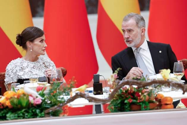 Spain s King Felipe VI (R) and Queen Letizia (L) chat during the gala dinner hosted by Chinese President, Xi Jinping (unseen), and First Lady, Peng Liyuan (unseen), at the Great Hall of People in Beijing, China, 12 November 2025. Spain s royal couple is on a state visit to China until 13 November. King of Spain Felipe VI and Queen Letizia visits Beijing !ACHTUNG: NUR REDAKTIONELLE NUTZUNG!  Copyright: xChemaxMoyax GRAF2527 20251112-55018511550_1