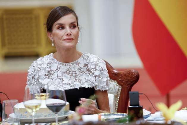 Spain s Queen Letizia (C) attends the gala dinner hosted by Chinese President, Xi Jinping (unseen), and First Lady, Peng Liyuan (unseen), at the Great Hall of People in Beijing, China, 12 November 2025. Spain s royal couple is on a state visit to China until 13 November. King of Spain Felipe VI and Queen Letizia visits Beijing !ACHTUNG: NUR REDAKTIONELLE NUTZUNG!  Copyright: xChemaxMoyax GRAF2528 20251112-55018511558_1