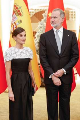 Spain s King Felipe VI (R) and Queen Letizia (L) attend the gala dinner hosted by Chinese President, Xi Jinping (unseen), and First Lady, Peng Liyuan (unseen), at the Great Hall of People in Beijing, China, 12 November 2025. Spain s royal couple is on a state visit to China until 13 November. King of Spain Felipe VI and Queen Letizia visits Beijing !ACHTUNG: NUR REDAKTIONELLE NUTZUNG!  Copyright: xChemaxMoyax GRAF2567 20251112-55018511715_1