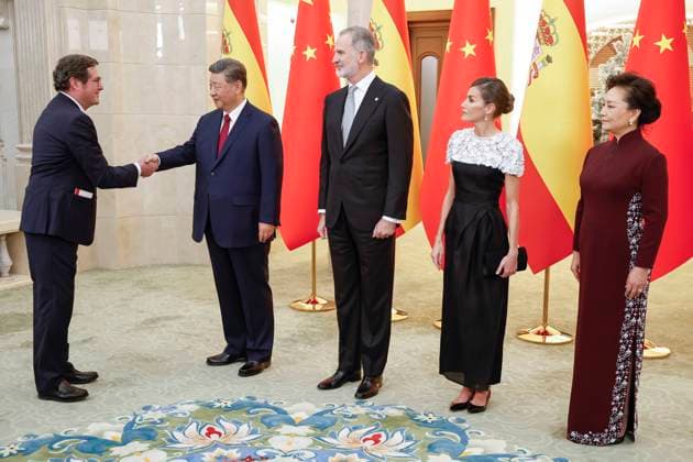 Chinese President Xi Jinping (2L), greets the President of the Confederation of Spanish Industry, Antonio Garamendi (L), next to Spain s King Felipe VI (C) and Queen Letizia (2R) and Chinese First Lady, Peng Liyuan (R), during the gala dinner at the Great Hall of People in Beijing, China, 12 November 2025. Spain s royal couple is on a state visit to China until 13 November. King of Spain Felipe VI and Queen Letizia visits Beijing !ACHTUNG: NUR REDAKTIONELLE NUTZUNG!  Copyright: xChemaxMoyax GRAF2562 20251112-55018511734_1