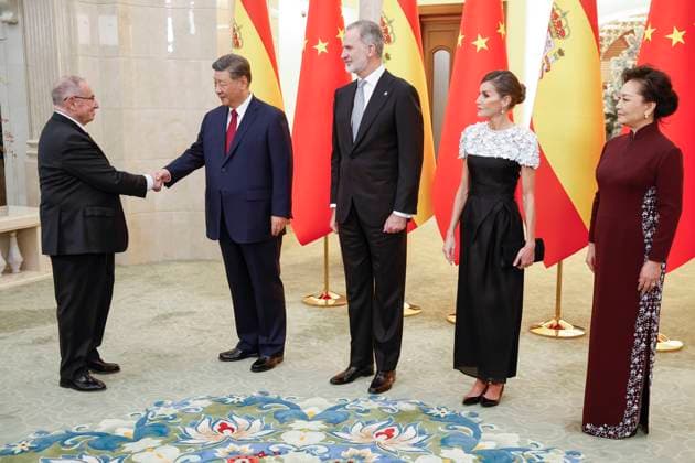 Chinese President Xi Jinping (2L), greets the President of the Spanish Chamber of Commerce, Jose Luis Bonet (L), next to Spain s King Felipe VI (C) and Queen Letizia (2R) and Chinese First Lady, Peng Liyuan (R), during the gala dinner at the Great Hall of People in Beijing, China, 12 November 2025. Spain s royal couple is on a state visit to China until 13 November. King of Spain Felipe VI and Queen Letizia visits Beijing !ACHTUNG: NUR REDAKTIONELLE NUTZUNG!  Copyright: xChemaxMoyax GRAF2561 20251112-55018511791_1