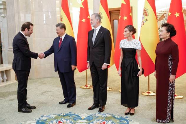 Chinese President Xi Jinping (2L), greets Spanish Economy Minister, Carlos Cuerpo (L), next to Spain s King Felipe VI (C) and Queen Letizia (2R) and Chinese First Lady, Peng Liyuan (R), during the gala dinner at the Great Hall of People in Beijing, China, 12 November 2025. Spain s royal couple is on a state visit to China until 13 November. King of Spain Felipe VI and Queen Letizia visits Beijing !ACHTUNG: NUR REDAKTIONELLE NUTZUNG!  Copyright: xChemaxMoyax GRAF2560 20251112-55018512277_1