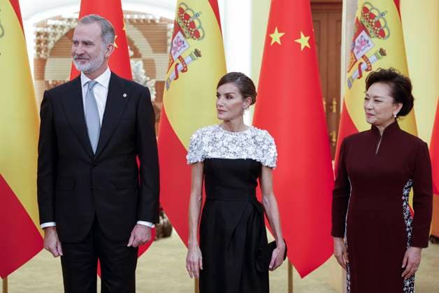Spain s King Felipe VI (L) and Queen Letizia (C) and Chinese First Lady, Peng Liyuan (R), attendthe gala dinner at the Great Hall of People in Beijing, China, 12 November 2025. Spain s royal couple is on a state visit to China until 13 November. King of Spain Felipe VI and Queen Letizia visits Beijing !ACHTUNG: NUR REDAKTIONELLE NUTZUNG!  Copyright: xChemaxMoyax GRAF2546 20251112-55018512825_1