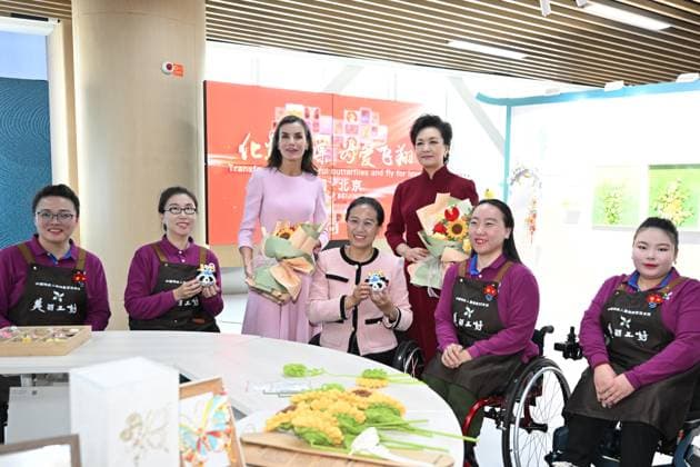 (251112) -- BEIJING, Nov. 12, 2025 -- Peng Liyuan, wife of Chinese President Xi Jinping, and Spain s Queen Letizia pose for a group photo with persons with disabilities who are engaged in handicraft making at the Beijing Demonstration Center of Service for Persons with Disabilities in Beijing, capital of China, Nov. 12, 2025. Peng and Letizia, who is accompanying King Felipe VI of Spain on his state visit to China, visited the center on Wednesday. ) CHINA-BEIJING-PENG LIYUAN-SPAIN-QUEEN-LETIZIA-VISIT (CN) LixXiang 