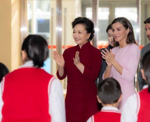 (251112) -- BEIJING, Nov. 12, 2025 -- Peng Liyuan, wife of Chinese President Xi Jinping, and Spain s Queen Letizia watch the children with visual disabilities singing a Chinese song, Songs and Smiles, at the Beijing Demonstration Center of Service for Persons with Disabilities in Beijing, capital of China, Nov. 12, 2025. Peng and Letizia, who is accompanying King Felipe VI of Spain on his state visit to China, visited the center on Wednesday. ) CHINA-BEIJING-PENG LIYUAN-SPAIN-QUEEN-LETIZIA-VISIT (CN) ZhaixJianlan 