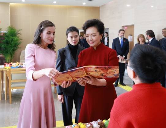 (251112) -- BEIJING, Nov. 12, 2025 -- Peng Liyuan, wife of Chinese President Xi Jinping, and Spain s Queen Letizia learn about the reading activities for children with disabilities at the non-profit reading area of Beijing Demonstration Center of Service for Persons with Disabilities in Beijing, capital of China, Nov. 12, 2025. Peng and Letizia, who is accompanying King Felipe VI of Spain on his state visit to China, visited the center on Wednesday. ) CHINA-BEIJING-PENG LIYUAN-SPAIN-QUEEN-LETIZIA-VISIT (CN) DingxLin 