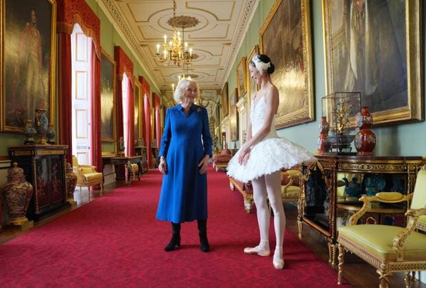 English National Ballet reception Queen Camilla, Patron of the English National Ballet, and ballerina Sangeun Lee, during a reception with staff, dancers, and supporters to celebrate the company s 75th anniversary and recognise the heritage, innovative creation of new works, and their learning and engagement programme, at Buckingham Palace in central London. Picture date: Wednesday November 12, 2025., Credit:Yui Mok Avalon UK, London  Copyright: xYuixMokx xAvalonx 1052047489