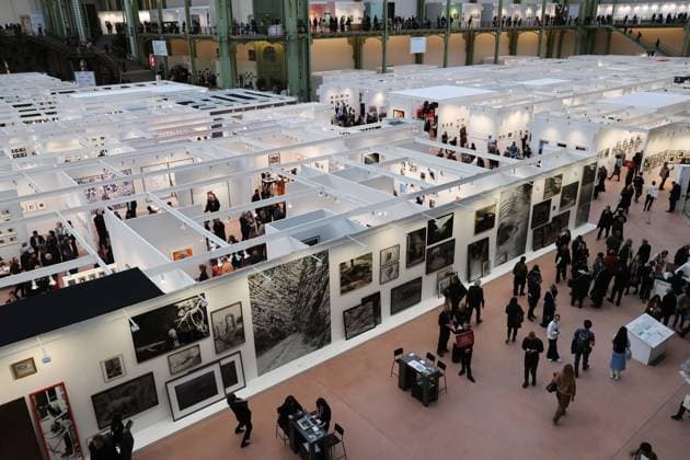 Visitors to the 2025 Paris Photo Fair on the opening day at the Grand Palais, on Wednesday, November 12, 2025. The world s most important international photography fair brings together iconic and emerging names, showcasing 179 galleries from 33 countries and a rich programme that encompasses photography in all its forms, from silver gelatin to blockchain.  PAR20251112107 MAYAxVIDON-WHITE