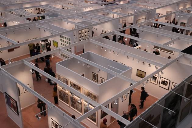 Visitors to the 2025 Paris Photo Fair on the opening day at the Grand Palais, on Wednesday, November 12, 2025. The world s most important international photography fair brings together iconic and emerging names, showcasing 179 galleries from 33 countries and a rich programme that encompasses photography in all its forms, from silver gelatin to blockchain.  PAR20251112109 MAYAxVIDON-WHITE