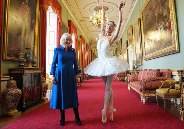 . 12 11 2025. London, United Kingdom. Queen Camilla with ballerina Sangeun Lee, at a reception for the English National Ballet to celebrate the company s 75th anniversary at Buckingham Palace in London.  xPoolx xi-Imagesx IIM-26373-0002