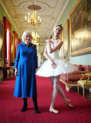 . 12 11 2025. London, United Kingdom. Queen Camilla with ballerina Sangeun Lee, at a reception for the English National Ballet to celebrate the company s 75th anniversary at Buckingham Palace in London.  xPoolx xi-Imagesx IIM-26373-0022