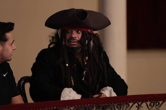 Modigliani: Three Days in Montparnasse premiere in Argentina BUENOS AIRES, ARGENTINA – NOVEMBER 12, 2025: A man dressed as Jack Sparrow awaits American actor and director Johnny Depp, who gave a masterclass in acting alongside the film s star, Riccardo Scamarcio, at the historic Podestá Theater in La Plata, Buenos Aires Province, Argentina, on November 12, 2025. The event, attended by students, actors, and local theater enthusiasts, was part of Depp s promotional visit to Argentina for the premiere of his new film, Modigliani: Three Days in Montparnasse, which he directed and produced. During the session, Depp spoke about the creative process, character development, and his experience working on the biographical film, receiving a warm Copyright: x2025xAnadoluxLucianoxGonzalezx