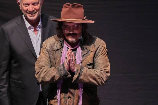 Modigliani: Three Days in Montparnasse premiere in Argentina BUENOS AIRES, ARGENTINA – NOVEMBER 12, 2025: American actor and director Johnny Depp (c) led a masterclass in acting alongside Riccardo Scamarcio, star of the film, at the historic Podestá Theater in La Plata, Buenos Aires Province, Argentina, on November 12, 2025. The event, attended by students, actors, and local theater enthusiasts, was part of Depp s promotional visit to Argentina for the premiere of his new film, Modigliani: Three Days in Montparnasse, which he directed and produced. During the session, Depp discussed the creative process, character development, and his experience working on the biographical film, receiving a warm ovation from the audience in La Plata. L Copyright: x2025xAnadoluxLucianoxGonzalezx