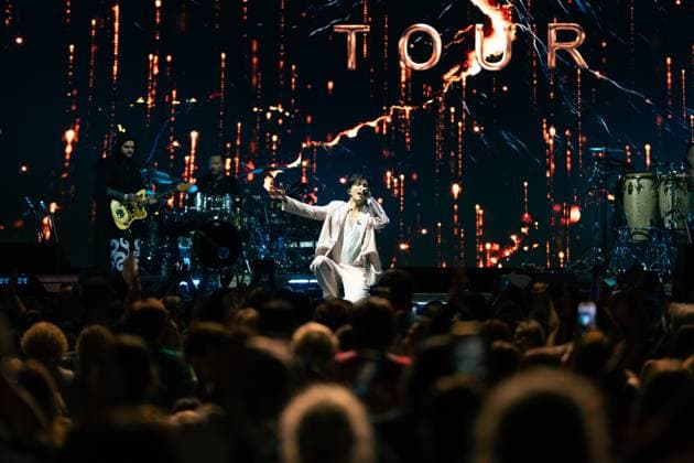 Entertainment Bilder des Tages Dimash Qudaibergen in concert in London, UK - 12 Nov 2025 Dimash Qudaibergen performs on stage during his Stranger Tour at Ovo Wembley Arena. London United Kingdom Copyright: xLounisxTiarx xSOPAxImagesx DSC09462