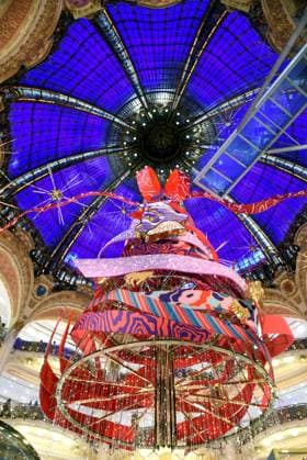 Clara Luciani During Christmas Opening At Galeries Lafayette - Paris Christmas opening at Galeries Lafayette in Paris, France on November 12, 2025. Photo by Alain Apaydin ABACAPRESS.COM Paris France  Copyright: xApaydinxAlain ABACAx