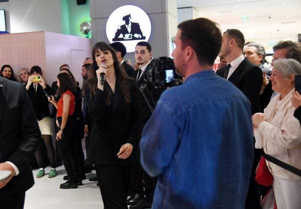 Clara Luciani During Christmas Opening At Galeries Lafayette - Paris Clara Luciani during Christmas opening at Galeries Lafayette in Paris, France on November 12, 2025. Photo by Alain Apaydin ABACAPRESS.COM Paris France  Copyright: xApaydinxAlain ABACAx