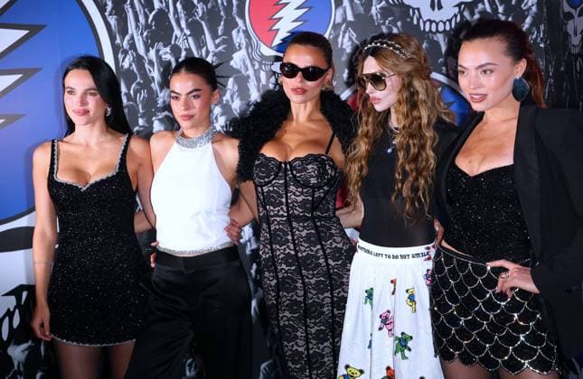 Alice & Olivia by Stacey Bendet x Grateful Dead Collaboration Celebration - NYC Mary Holland Nader, Sarah Jane Nader, Brooks Nader, Stacey Bendet and Grace Ann Nader attend Alice & Olivia by Stacey Bendet x Grateful Dead Collaboration Celebration in New York, NY on November 12, 2025. Photo by Charles Guerin ABACAPRESS.COM New York City NY United States  Copyright: xGuerinxCharles ABACAx