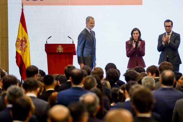 Spanish King Felipe VI (L), Queen Letizia (c) and Economy minister Carlos Cuerpo (R) during a meeting with Spanisrds who live in China held in Beijing, China on 13 November 2025 on the occasion of a royal official visit to China. Spanish royal couple meet Spaniards who live in China !ACHTUNG: NUR REDAKTIONELLE NUTZUNG!  Copyright: xChemaxMoyax GRAF3107 20251113-55018520347_1