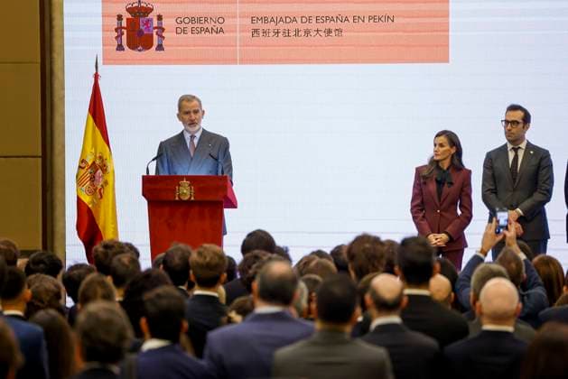 Spanish King Felipe VI (L), Queen Letizia (c) and Economy minister Carlos Cuerpo (R) during a meeting with Spanisrds who live in China held in Beijing, China on 13 November 2025 on the occasion of a royal official visit to China. Spanish royal couple meet Spaniards who live in China !ACHTUNG: NUR REDAKTIONELLE NUTZUNG!  Copyright: xChemaxMoyax GRAF3108 20251113-55018520356_1