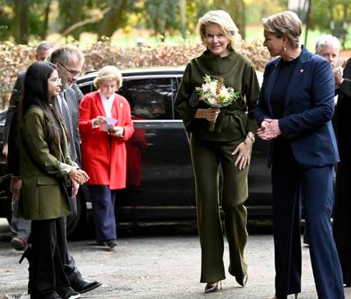Queen Mathilde attends of the play «Foxfinder» at the Théâtre de Poche BRUSSELS, BELGIUM - NOVEMBER 13 : Céline Fremault (Les Engagés) & Queen Mathilde attend a special performance of the play «Foxfinder» at the Théâtre de Poche with deaf and hard-of-hearing students from the Royal Institute for the Deaf and Blind (IRSA) and students from other Brussels schools (the Institut Saint-Louis, the Collège Roi Baudouin and the Institut Redouté-Peiffer) on November 13, 2025 in Brussels, Belgium, 13 11 2025 Brussels Belgium  Copyright: xDidierxLebrunx