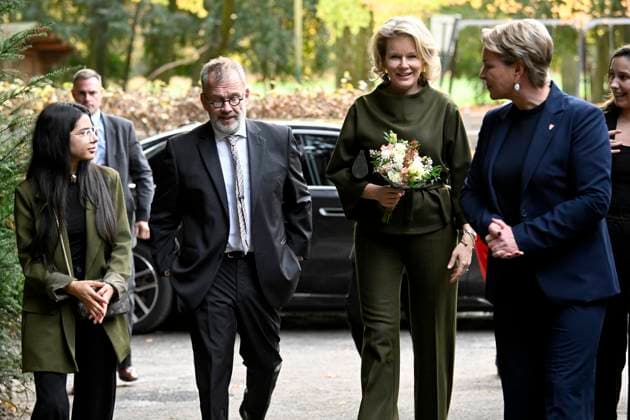 Queen Mathilde attends of the play «Foxfinder» at the Théâtre de Poche BRUSSELS, BELGIUM - NOVEMBER 13 : Céline Fremault (Les Engagés) & Queen Mathilde attend a special performance of the play «Foxfinder» at the Théâtre de Poche with deaf and hard-of-hearing students from the Royal Institute for the Deaf and Blind (IRSA) and students from other Brussels schools (the Institut Saint-Louis, the Collège Roi Baudouin and the Institut Redouté-Peiffer) on November 13, 2025 in Brussels, Belgium, 13 11 2025 Brussels Belgium  Copyright: xDidierxLebrunx