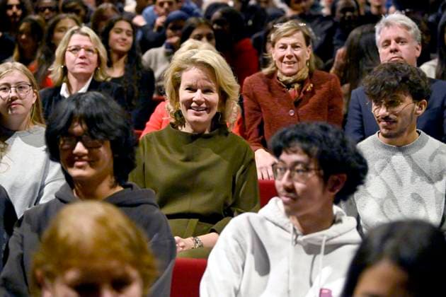 Queen Mathilde attends of the play «Foxfinder» at the Théâtre de Poche BRUSSELS, BELGIUM - NOVEMBER 13 : Queen Mathilde attends a special performance of the play «Foxfinder» at the Théâtre de Poche with deaf and hard-of-hearing students from the Royal Institute for the Deaf and Blind (IRSA) and students from other Brussels schools (the Institut Saint-Louis, the Collège Roi Baudouin and the Institut Redouté-Peiffer) on November 13, 2025 in Brussels, Belgium, 13 11 2025 Brussels Belgium  Copyright: xDidierxLebrunx