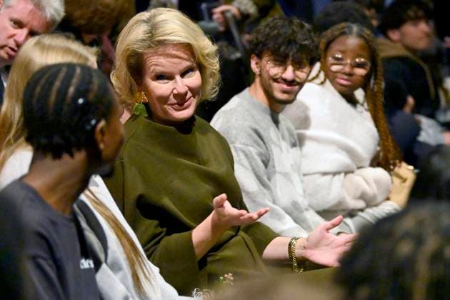 Queen Mathilde attends of the play «Foxfinder» at the Théâtre de Poche BRUSSELS, BELGIUM - NOVEMBER 13 : Queen Mathilde attends a special performance of the play «Foxfinder» at the Théâtre de Poche with deaf and hard-of-hearing students from the Royal Institute for the Deaf and Blind (IRSA) and students from other Brussels schools (the Institut Saint-Louis, the Collège Roi Baudouin and the Institut Redouté-Peiffer) on November 13, 2025 in Brussels, Belgium, 13 11 2025 Brussels Belgium  Copyright: xDidierxLebrunx