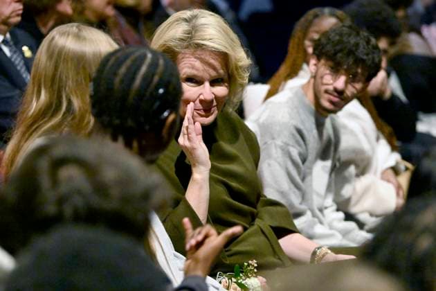 Queen Mathilde attends of the play «Foxfinder» at the Théâtre de Poche BRUSSELS, BELGIUM - NOVEMBER 13 : Queen Mathilde attends a special performance of the play «Foxfinder» at the Théâtre de Poche with deaf and hard-of-hearing students from the Royal Institute for the Deaf and Blind (IRSA) and students from other Brussels schools (the Institut Saint-Louis, the Collège Roi Baudouin and the Institut Redouté-Peiffer) on November 13, 2025 in Brussels, Belgium, 13 11 2025 Brussels Belgium  Copyright: xDidierxLebrunx