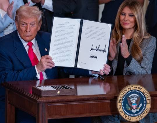 News Bilder des Tages November 13, 2025, Washington, District of Columbia, United States: President DONALD TRUMP and First Lady MELANIA TRUMP take part in the Signing Ceremony for an Executive Order on Fostering the Future for American Children and Families. Washington United States - ZUMAl312 20251113_znp_l312_039 Copyright: xAndrewxLeydenx