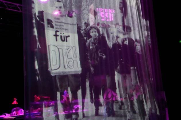 Demonstration against the shutdown of DT64 in a video projection during the photo rehearsal for On Air On Fire at the Theater an der Parkaue in Berlin, 13 November 2025 A docufictional journey through time by Marion Brasch Directed by Alexander Riemenschneider Stage and costumes Maria Alice Bahra Premiere is on 16 November 2025 Theater an der Parkaue Berlin On Air On Fir