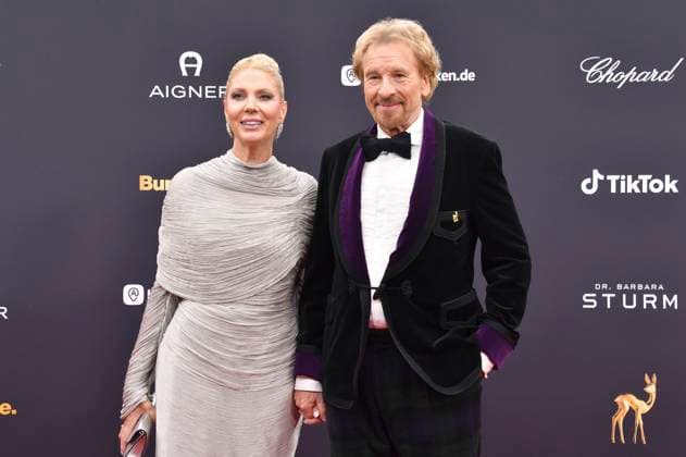 Thomas Gottschalk with his wife Karina Mroß at the 77 Bambi Awards 2025 in the Bavaria Filmstudios Munich, 13 11 2025 Foto:xB.xInsingerx xFuturexImagex bambi_5275