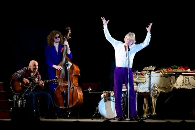 Sandro Giampietro, Leo Richartz and Helge Schneider live at a concert of the Ein Mann und seine Musik Tour in the Löbau exhibition hall, 13 11 2025 Foto:xM.xWehnertx xFuturexImagex schneider_loebau_5106