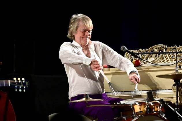 Helge Schneider live at a concert on his Ein Mann und seine Musik tour in the Löbau exhibition hall, 13 11 2025 Foto:xM.xWehnertx xFuturexImagex schneider_loebau_5108