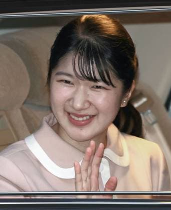 Princess Aiko ahead of official visit to Laos Japanese Princess Aiko, only daughter of Emperor Naruhito and Empress Masako, waves upon entering Akasaka Estate in Tokyo on Nov. 14, 2025, to meet with former Emperor Akihito and Empress Michiko ahead of her official visit to Laos from Nov. 17. (Pool photo)  A14AA0005035503P