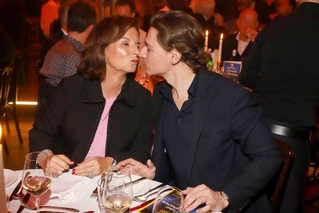 abb Palazzo- Claudia Obert mit Freund Max Suhr Kuss Unternehmerin bei der Premiere von Cornelia Poletto 10. Dinner Show PALAZZO Hier und Jetzt am 13.11.2025 in Hamburg Hamburg Deutschland