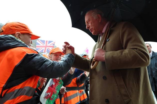King Charles III visits Wales Britain s King Charles III chats with school children during a visit to officially open the South Wales Metro Depot in the South Wales town of Taff™s Well on November 14, 2025, as the king marks his 77th birthday., Credit:ADRIAN DENNIS Avalon United Kingdom, Taff s Well  Copyright: xADRIANxDENNISx xAvalonx 1052412555